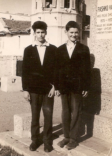 Frrok Vukaj (majtas) dhe Zeqir Lushaj, para 50 vjetesh, Shkoder 1963