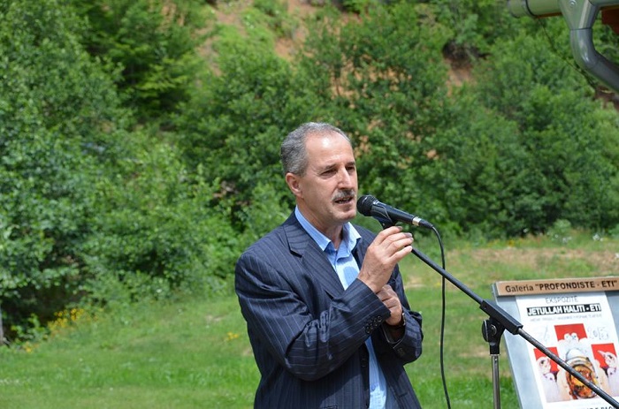 Sabit Rustemi, kryetar i Ars Clubit Beqir Musliu” në përshëndetje të hapjes së Manifestimit Trekëndëshi poetik i paqes